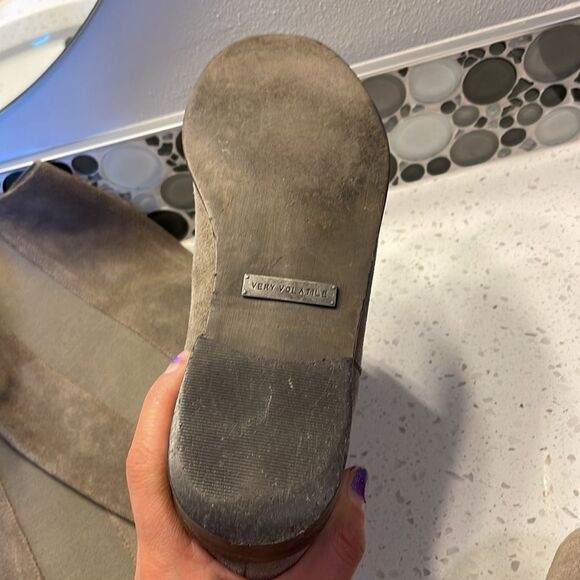 VERY Volatile woman’s grey suede boots - Picture 10 of 13
